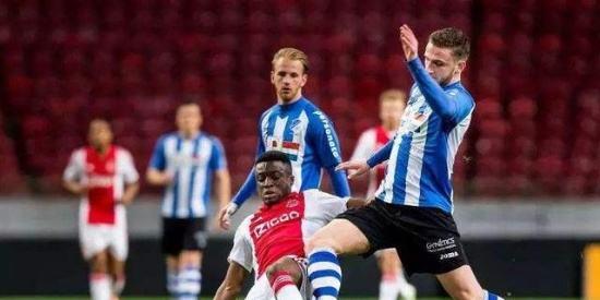 篮网签下前鹈鹕公牛锋线新星EJ-利德尔，展现出极高的成熟度